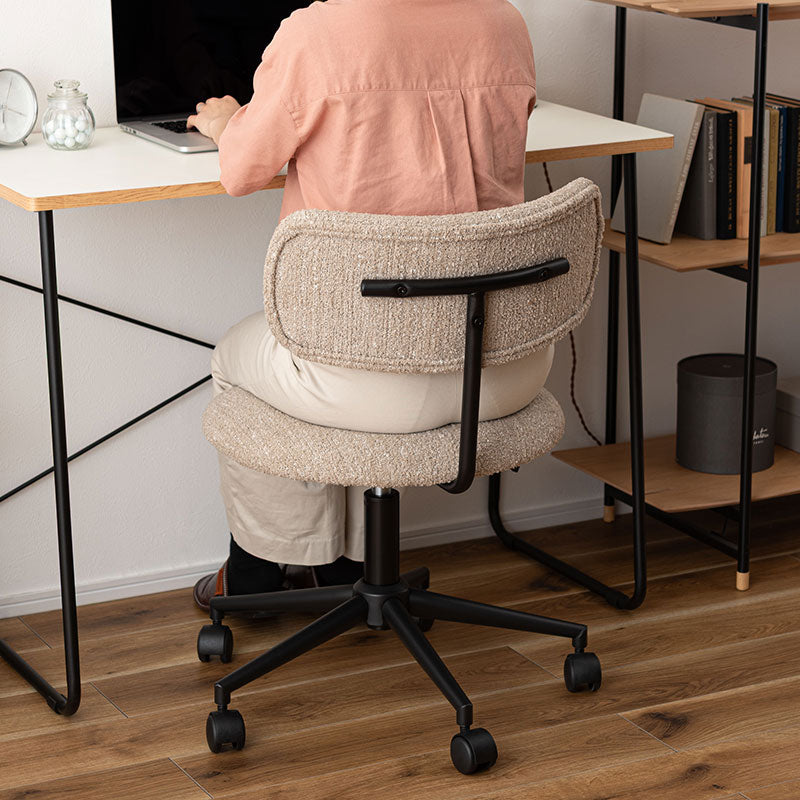 丸みを帯びたフォルムでコンパクトサイズのデスクチェア