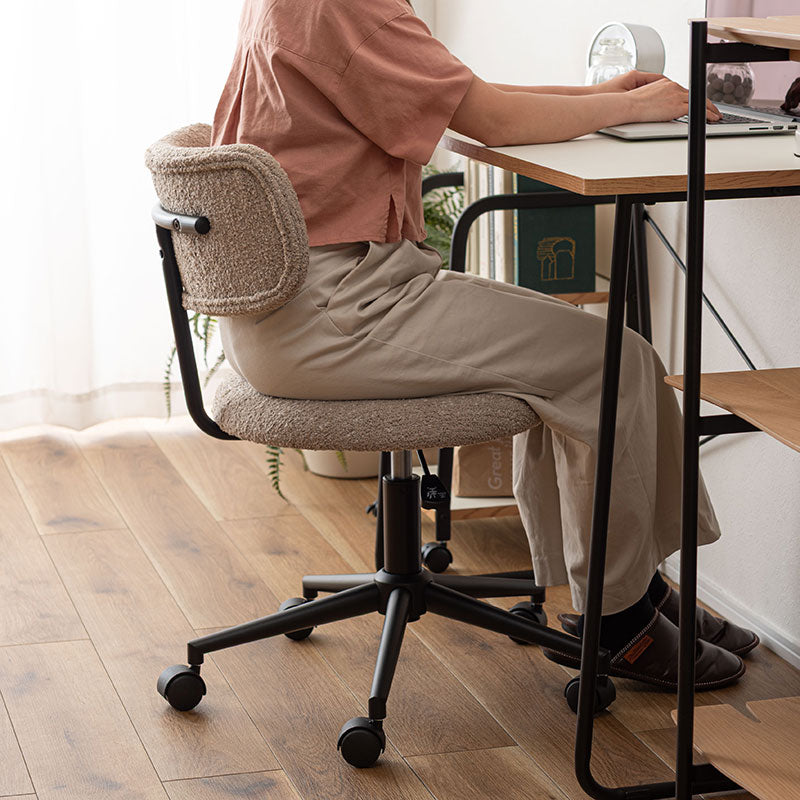 丸みを帯びたフォルムでコンパクトサイズのデスクチェア