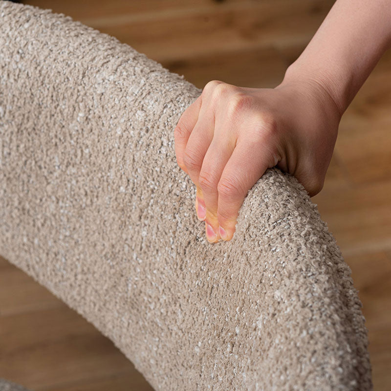 丸みを帯びたフォルムでコンパクトサイズのデスクチェア