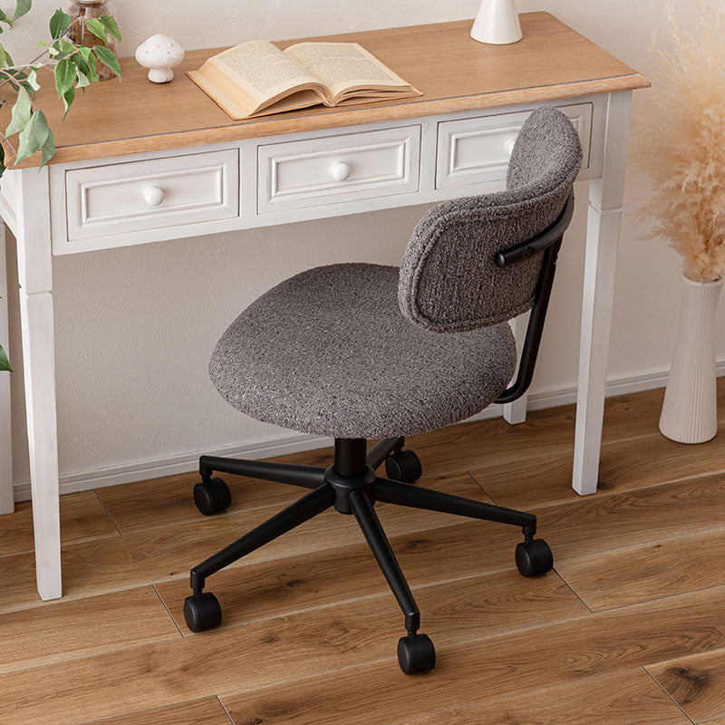 丸みを帯びたフォルムでコンパクトサイズのデスクチェア