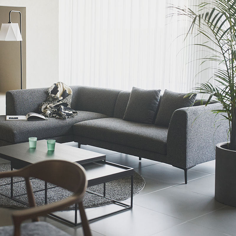 【開梱設置配送】上質なファブリックと細身のスチール脚カウチソファ