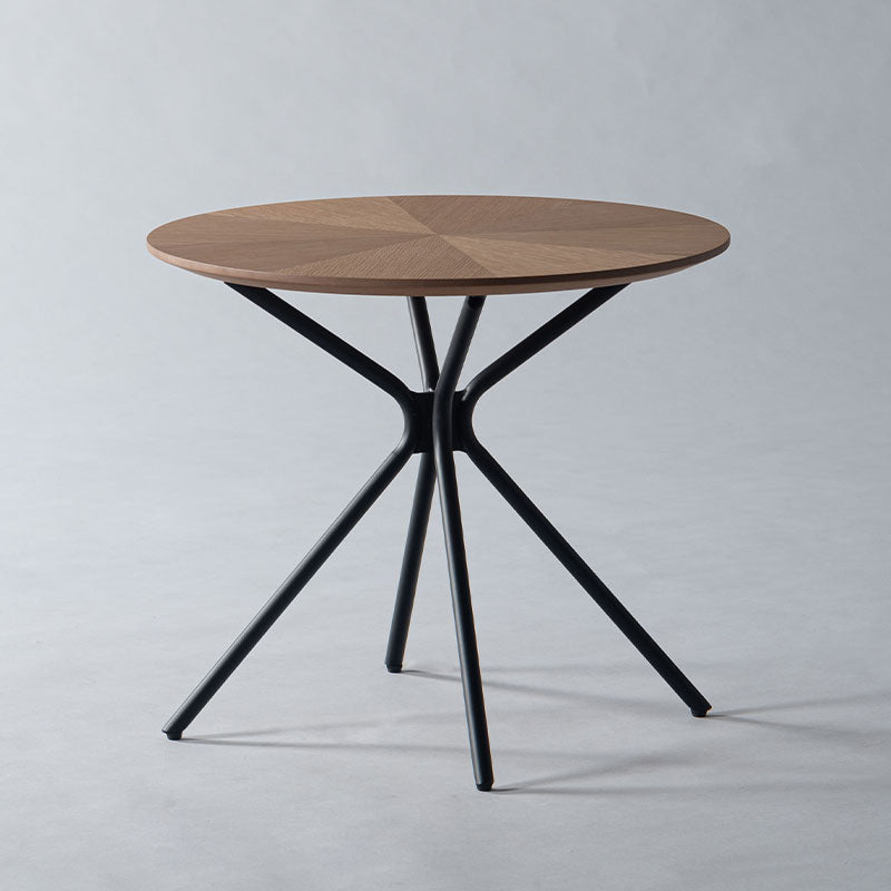 細身のアイアンレッグが中央から広がるスタイリッシュなデザインのサイドテーブル