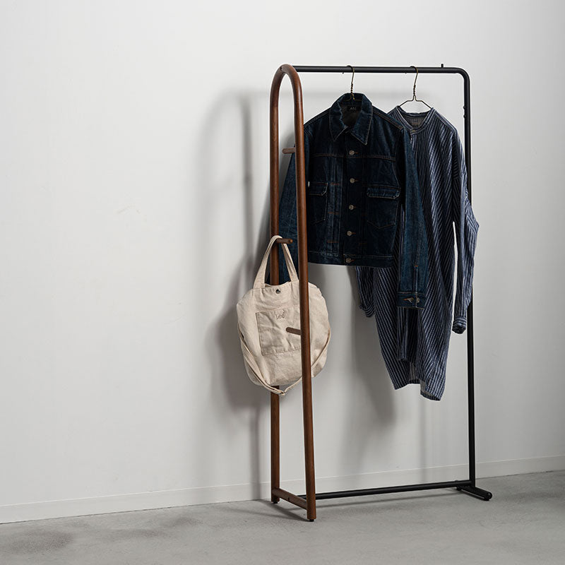 オーク材のフレームとスチール素材のハンガー部分を組み合わせたハンガーラック