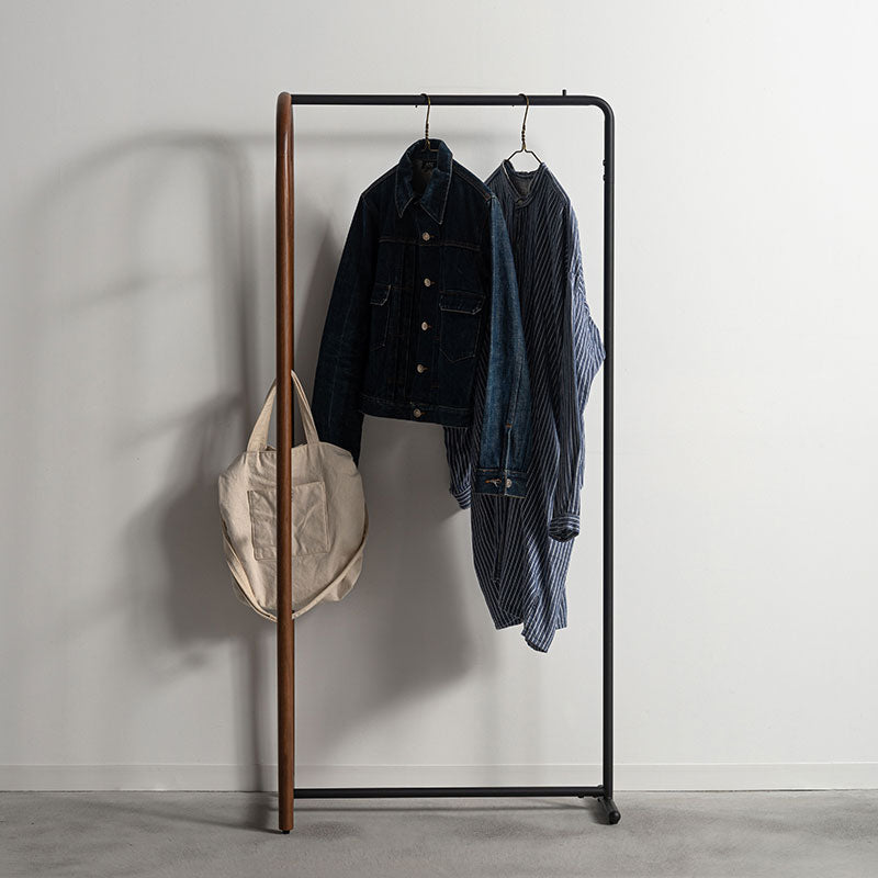 オーク材のフレームとスチール素材のハンガー部分を組み合わせたハンガーラック