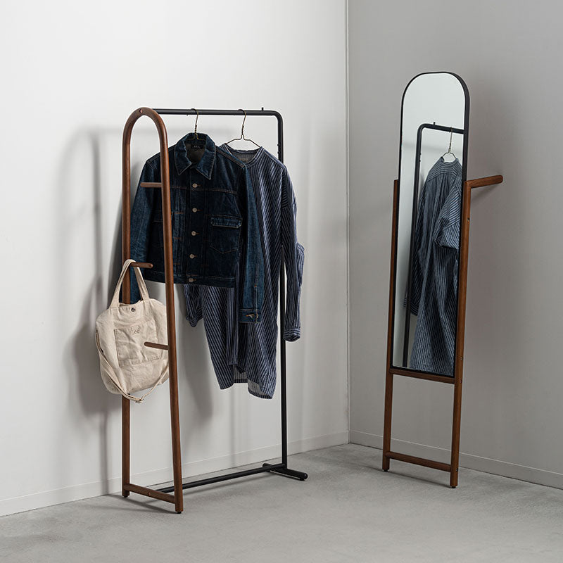 オーク材のフレームとスチール素材のハンガー部分を組み合わせたハンガーラック