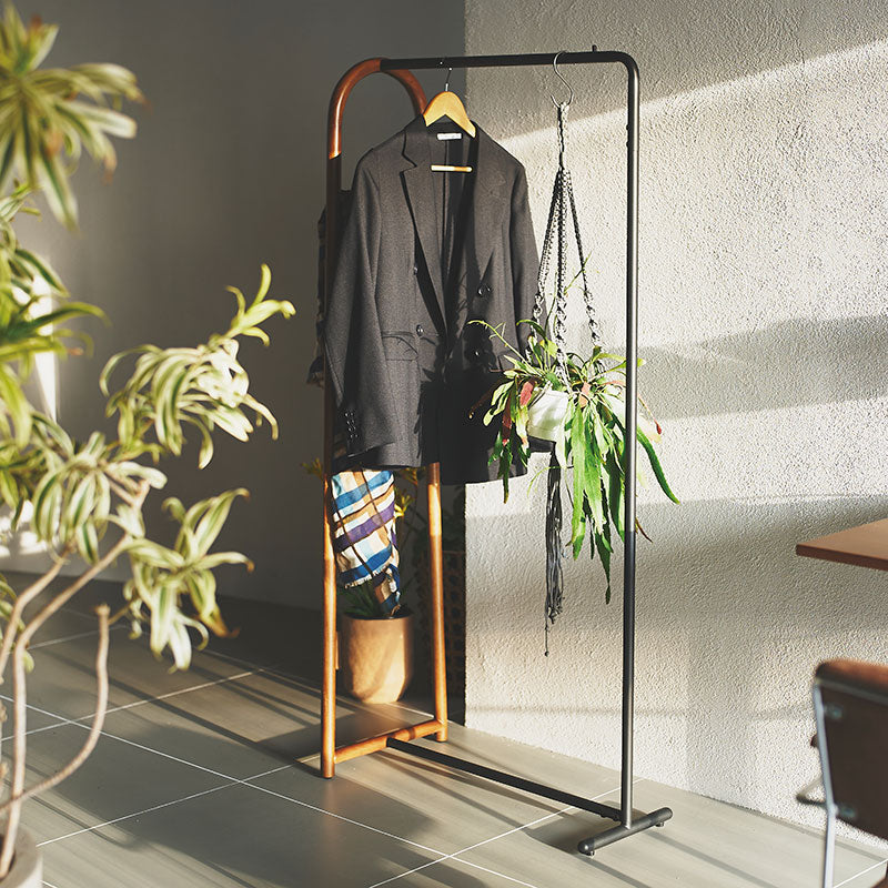 オーク材のフレームとスチール素材のハンガー部分を組み合わせたハンガーラック