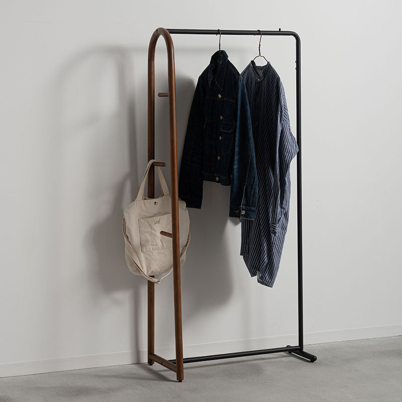 オーク材のフレームとスチール素材のハンガー部分を組み合わせたハンガーラック