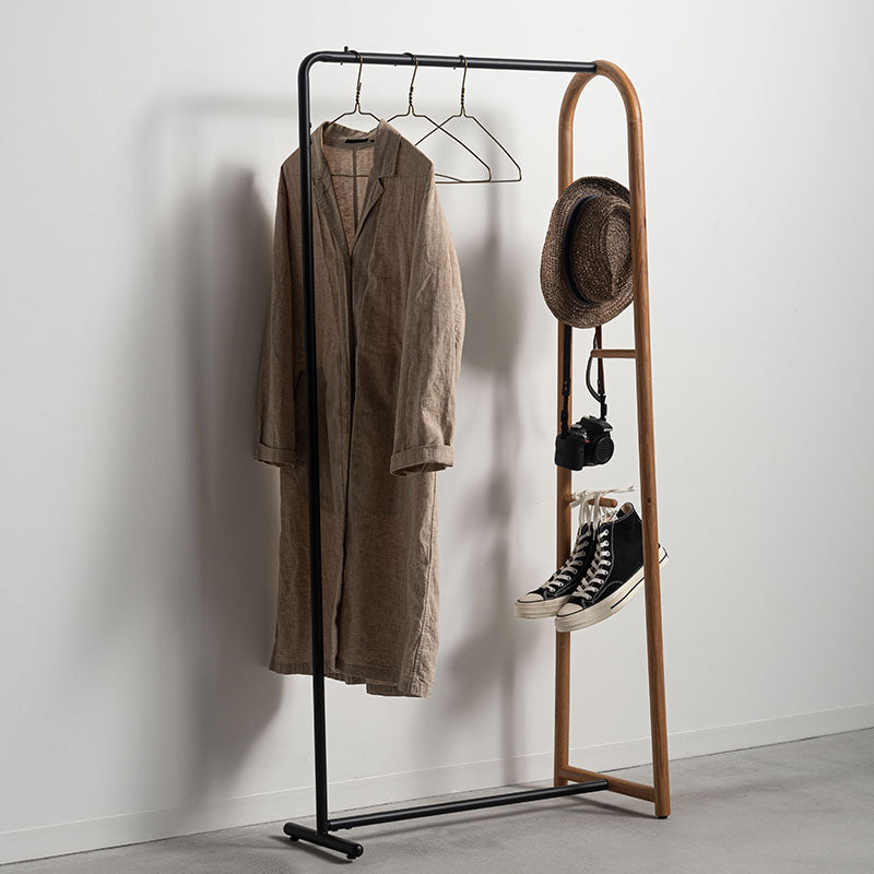 オーク材のフレームとスチール素材のハンガー部分を組み合わせたハンガーラック