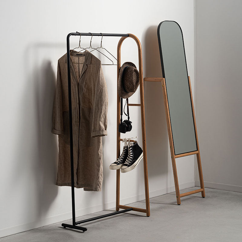 オーク材のフレームとスチール素材のハンガー部分を組み合わせたハンガーラック