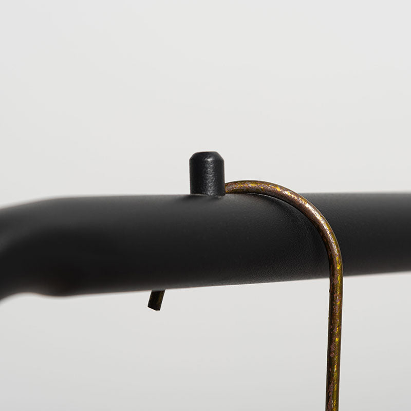 オーク材のフレームとスチール素材のハンガー部分を組み合わせたハンガーラック