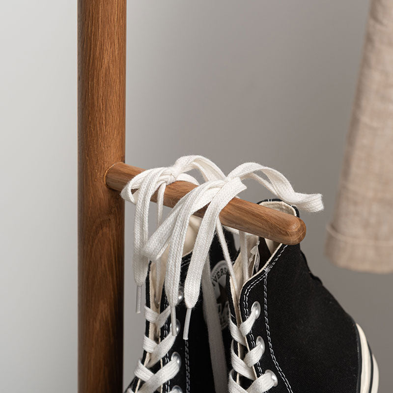 オーク材のフレームとスチール素材のハンガー部分を組み合わせたハンガーラック