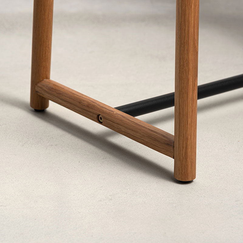 オーク材のフレームとスチール素材のハンガー部分を組み合わせたハンガーラック