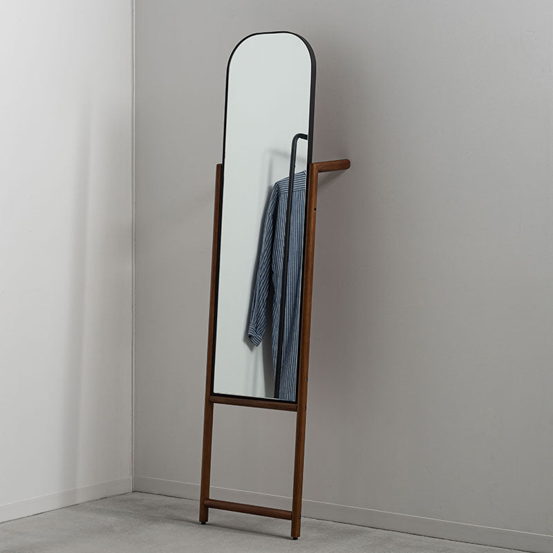 丸みを帯びたフォルムとオーク材のスタンドミラー