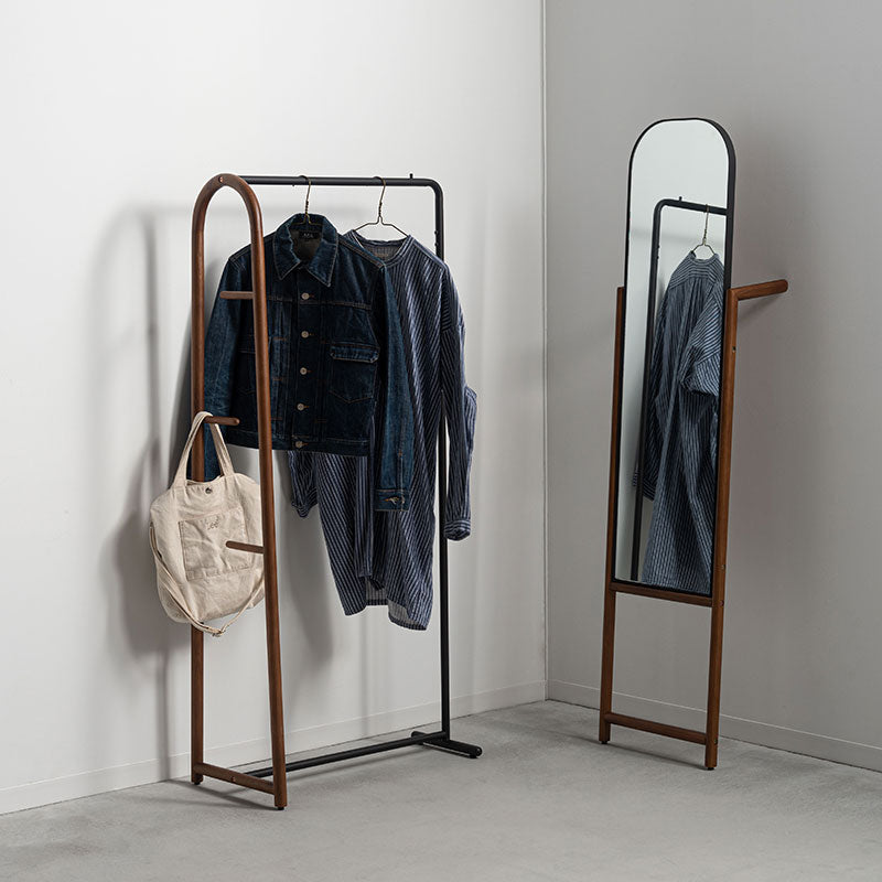 丸みを帯びたフォルムとオーク材のスタンドミラー