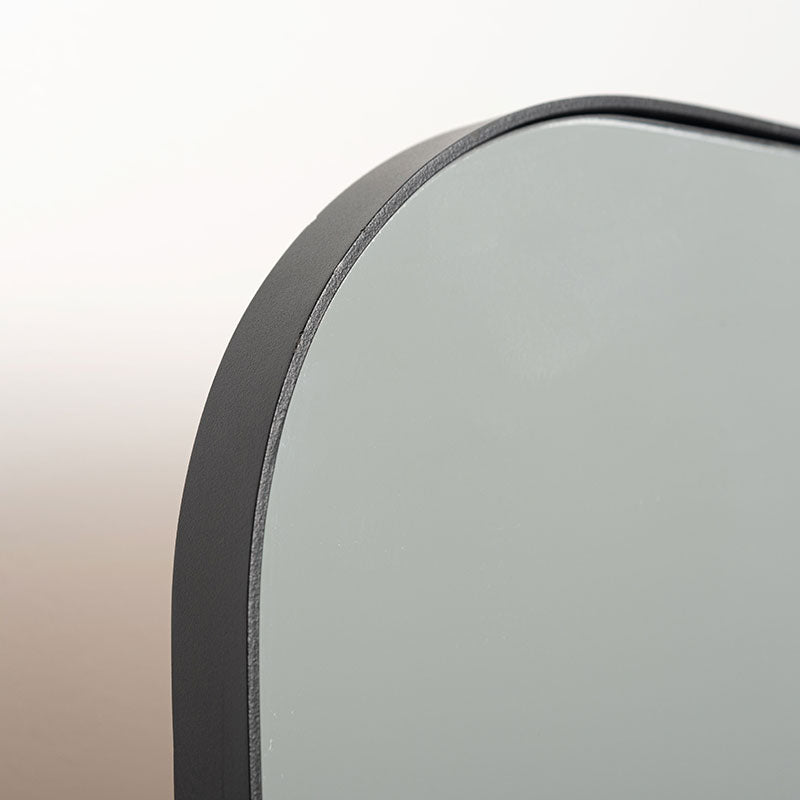 丸みを帯びたフォルムとオーク材のスタンドミラー