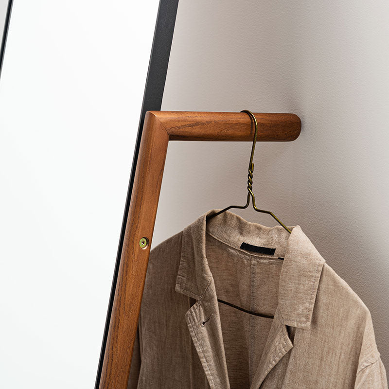 丸みを帯びたフォルムとオーク材のスタンドミラー