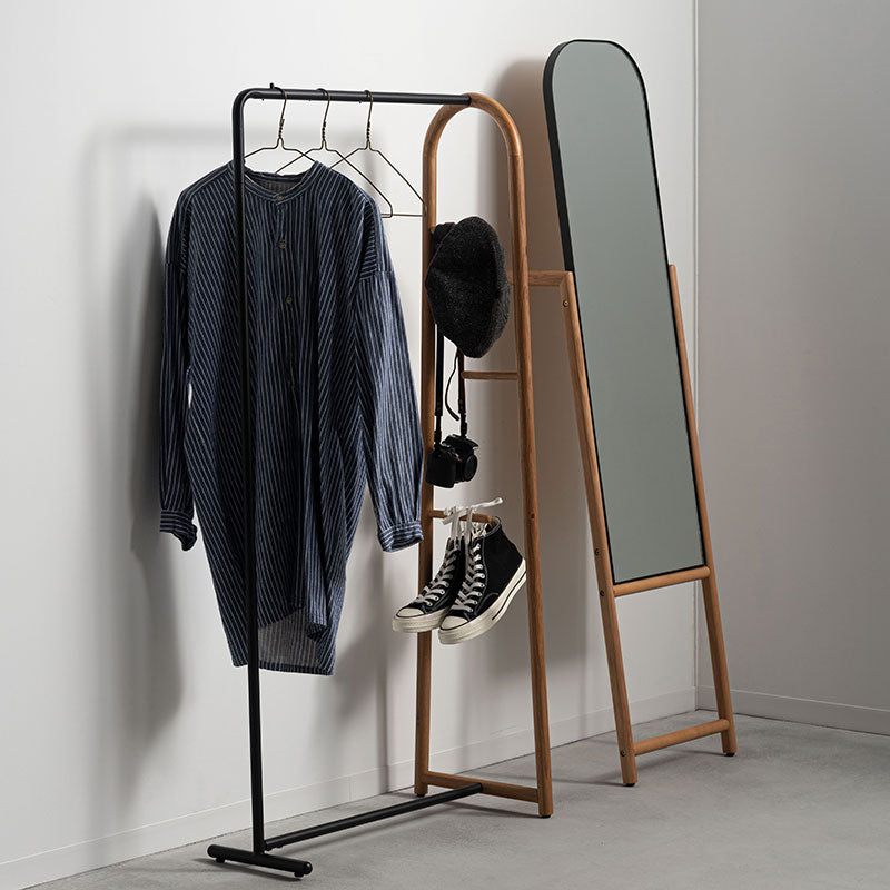 丸みを帯びたフォルムとオーク材のスタンドミラー