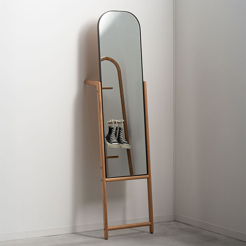 丸みを帯びたフォルムとオーク材のスタンドミラー