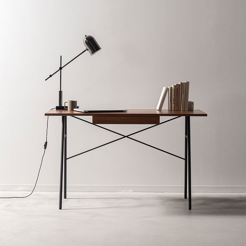 薄い天板とアイアンレッグを組み合わせてスタイリッシュな印象を与えるデスク
