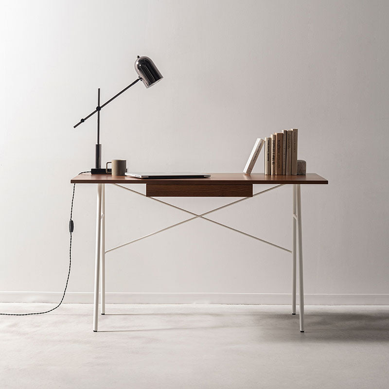 薄い天板とアイアンレッグを組み合わせてスタイリッシュな印象を与えるデスク