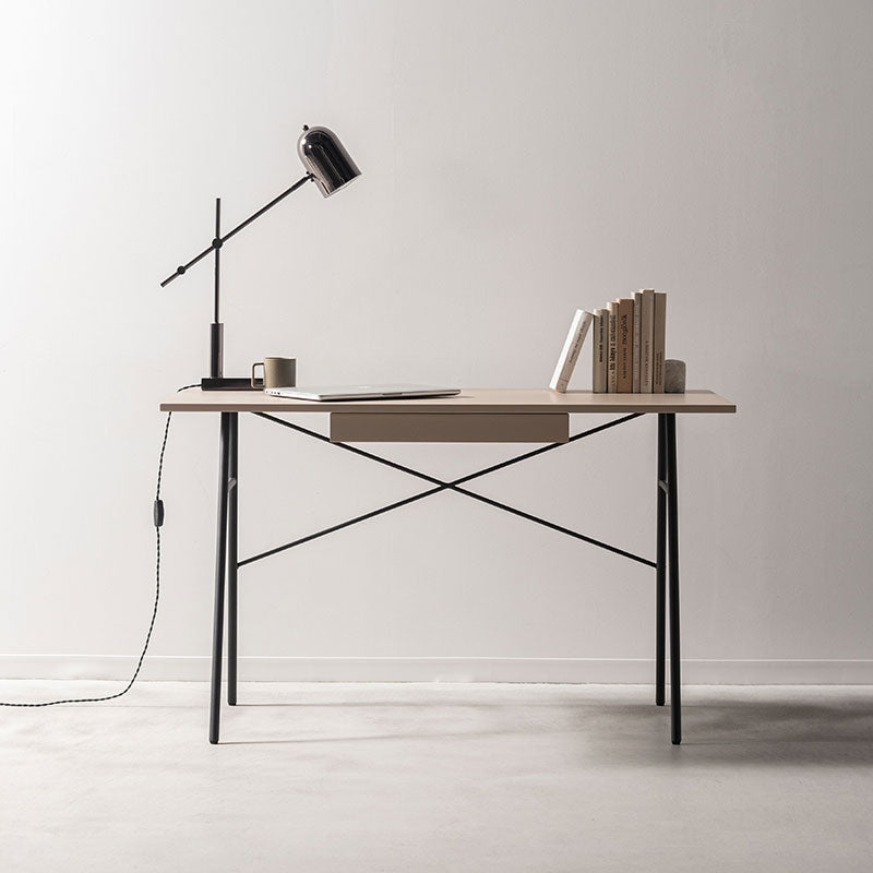 薄い天板とアイアンレッグを組み合わせてスタイリッシュな印象を与えるデスク