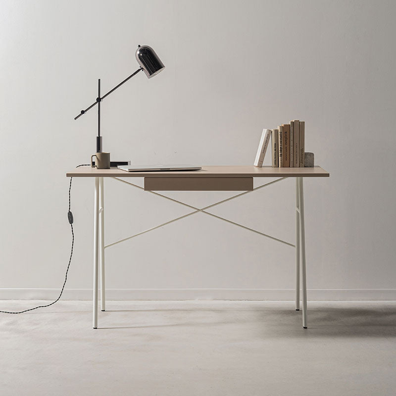 薄い天板とアイアンレッグを組み合わせてスタイリッシュな印象を与えるデスク