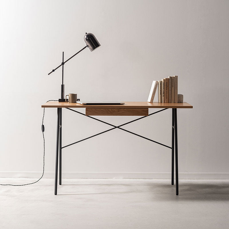 薄い天板とアイアンレッグを組み合わせてスタイリッシュな印象を与えるデスク
