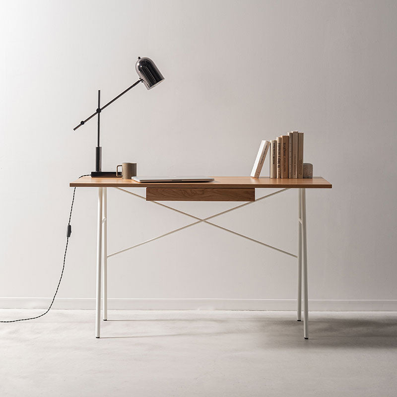 薄い天板とアイアンレッグを組み合わせてスタイリッシュな印象を与えるデスク