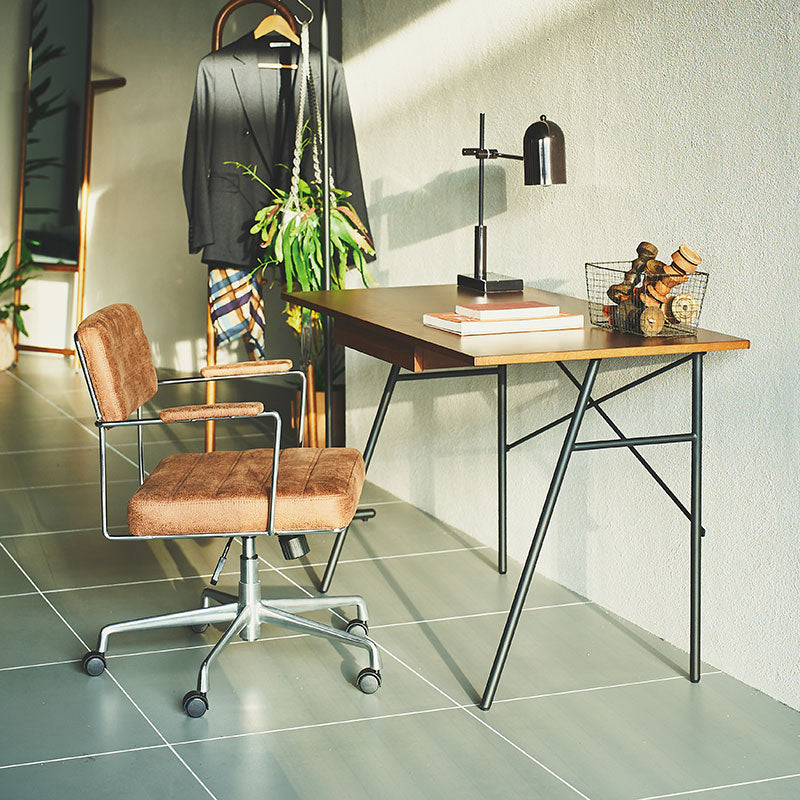 薄い天板とアイアンレッグを組み合わせてスタイリッシュな印象を与えるデスク
