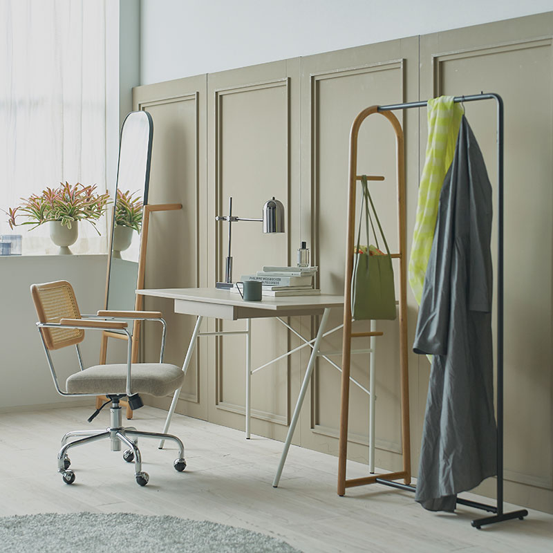 薄い天板とアイアンレッグを組み合わせてスタイリッシュな印象を与えるデスク