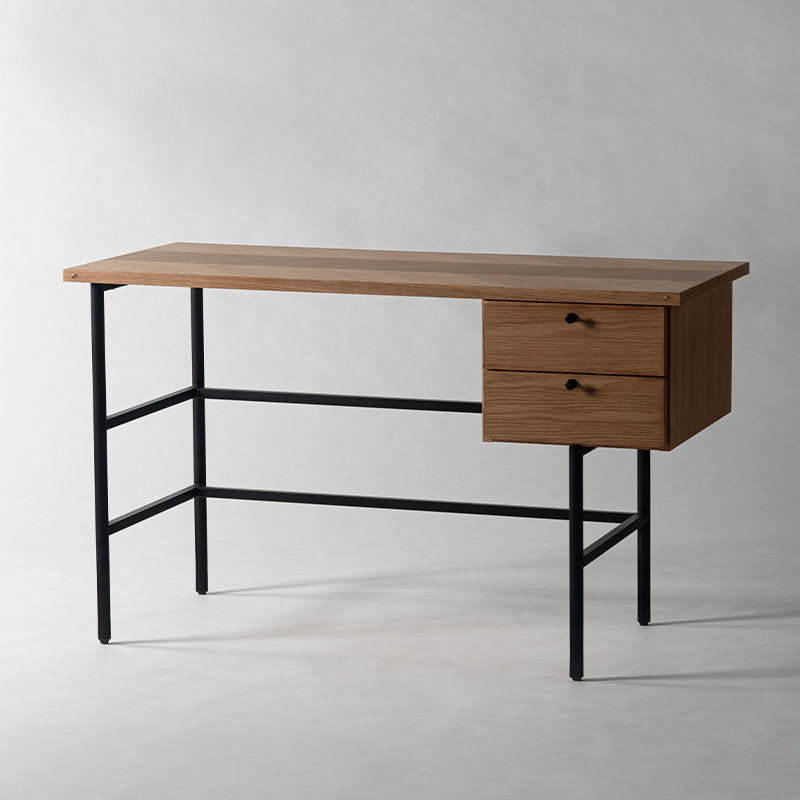 矢張りデザインが特徴的なデスク 側面に施した真鍮がアクセント