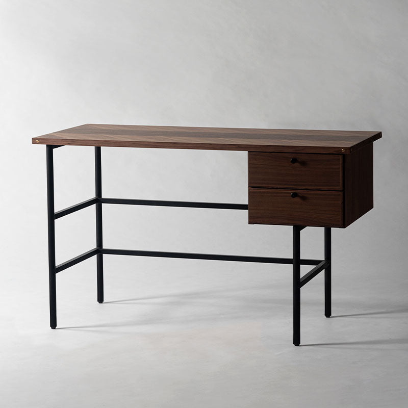 矢張りデザインが特徴的なデスク 側面に施した真鍮がアクセント