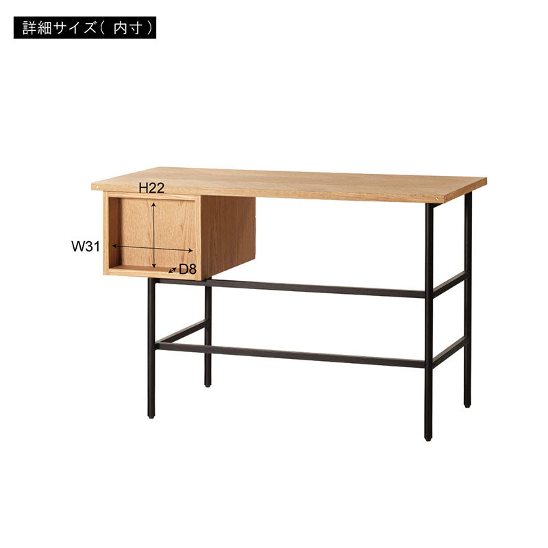 矢張りデザインが特徴的なデスク 側面に施した真鍮がアクセント