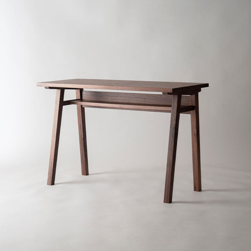 天然木のぬくもりを感じるシンプルなデザインのデスク