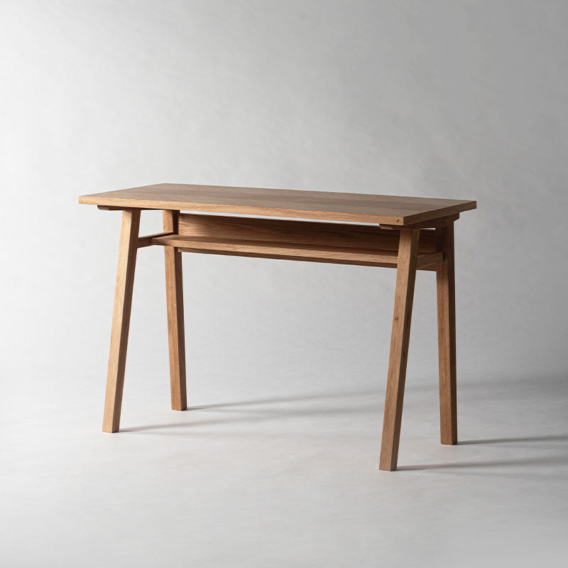 天然木のぬくもりを感じるシンプルなデザインのデスク