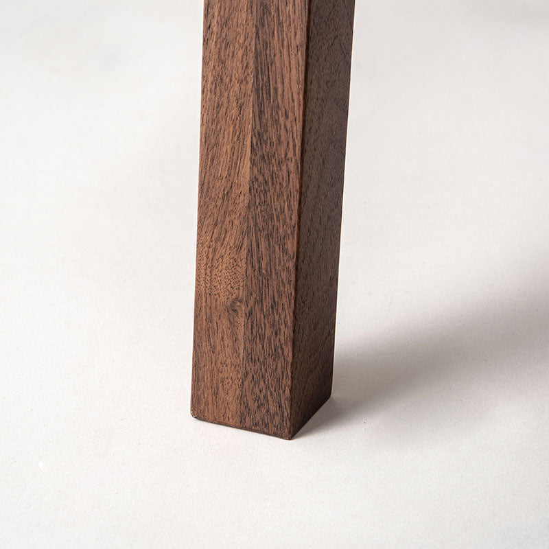 天然木のぬくもりを感じるシンプルなデザインのデスク