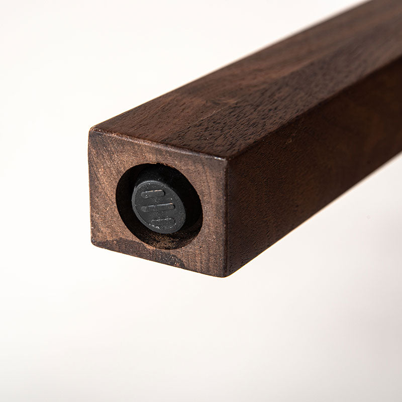 天然木のぬくもりを感じるシンプルなデザインのデスク