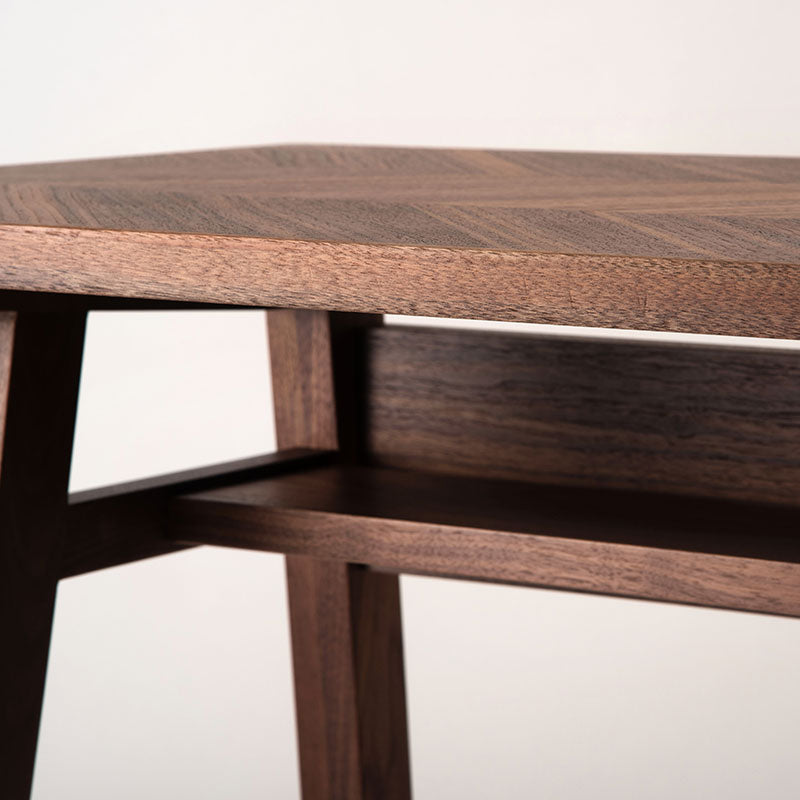 天然木のぬくもりを感じるシンプルなデザインのデスク