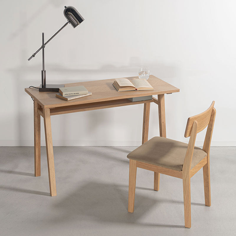 天然木のぬくもりを感じるシンプルなデザインのデスク