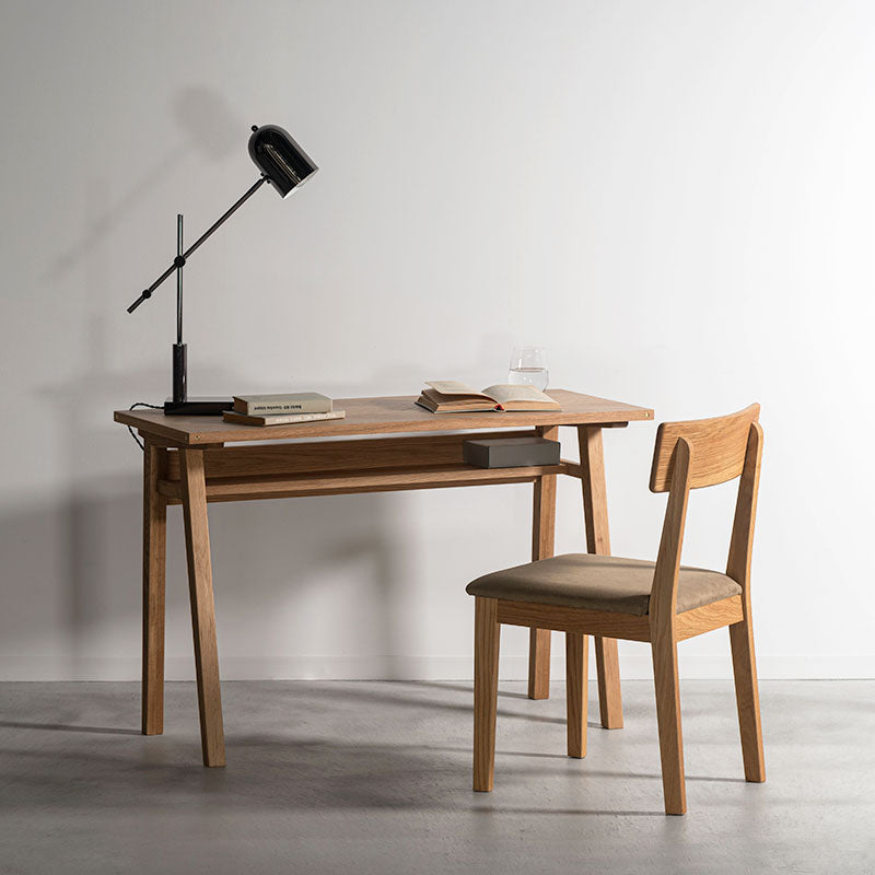 天然木のぬくもりを感じるシンプルなデザインのデスク