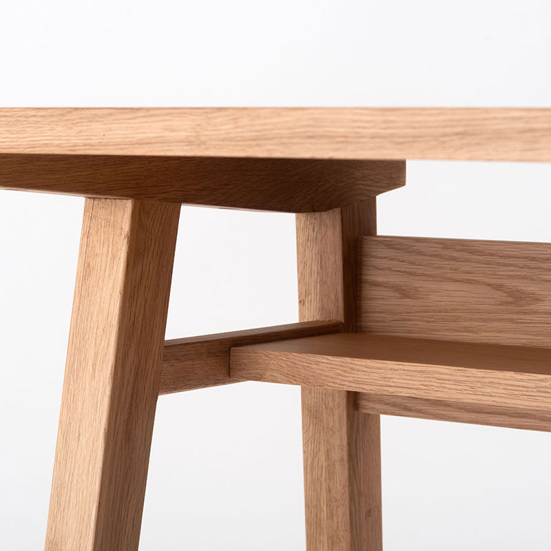 天然木のぬくもりを感じるシンプルなデザインのデスク