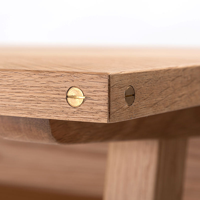 天然木のぬくもりを感じるシンプルなデザインのデスク