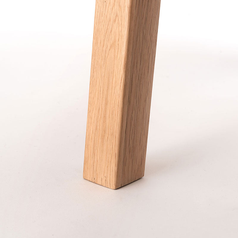 天然木のぬくもりを感じるシンプルなデザインのデスク