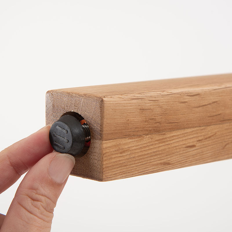 天然木のぬくもりを感じるシンプルなデザインのデスク