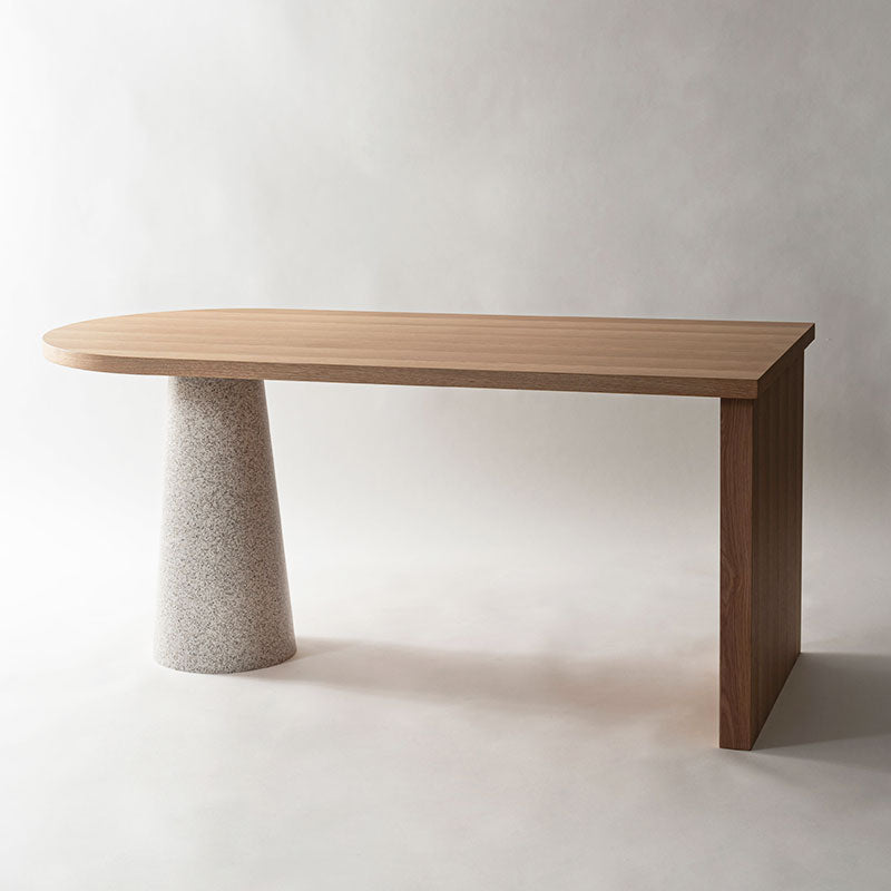 【開梱設置配送】ラウンド状の天板と円錐状の脚が独創的な雰囲気を演出するダイニングテーブル