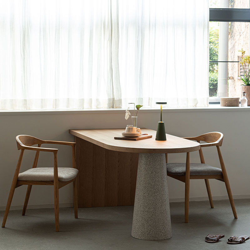 【開梱設置配送】ラウンド状の天板と円錐状の脚が独創的な雰囲気を演出するダイニングテーブル