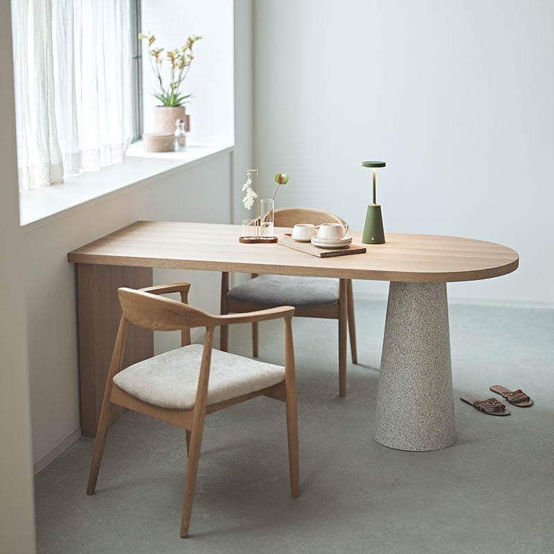 【開梱設置配送】ラウンド状の天板と円錐状の脚が独創的な雰囲気を演出するダイニングテーブル