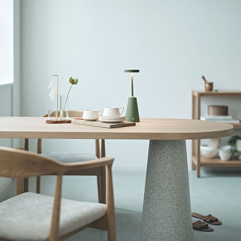 【開梱設置配送】ラウンド状の天板と円錐状の脚が独創的な雰囲気を演出するダイニングテーブル