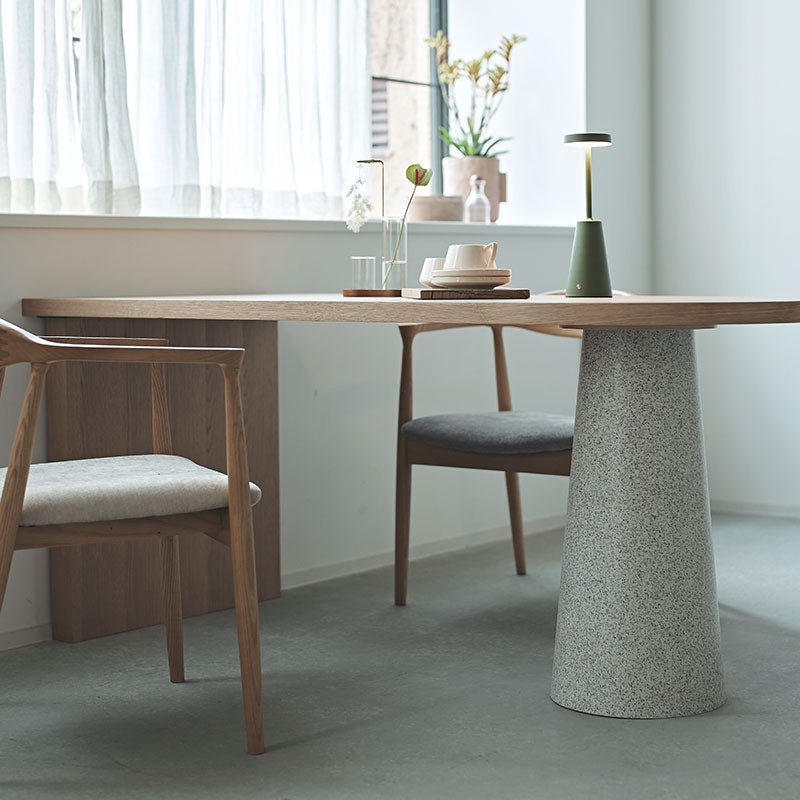 【開梱設置配送】ラウンド状の天板と円錐状の脚が独創的な雰囲気を演出するダイニングテーブル