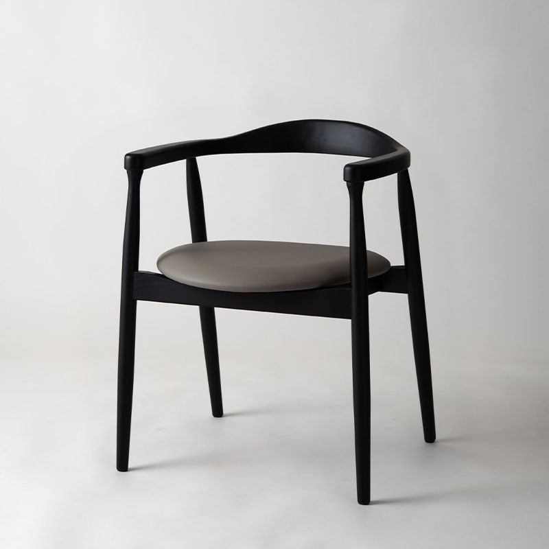 背面とアームが美しいアーチ、丸みを帯びたフォルムが特徴のチェア